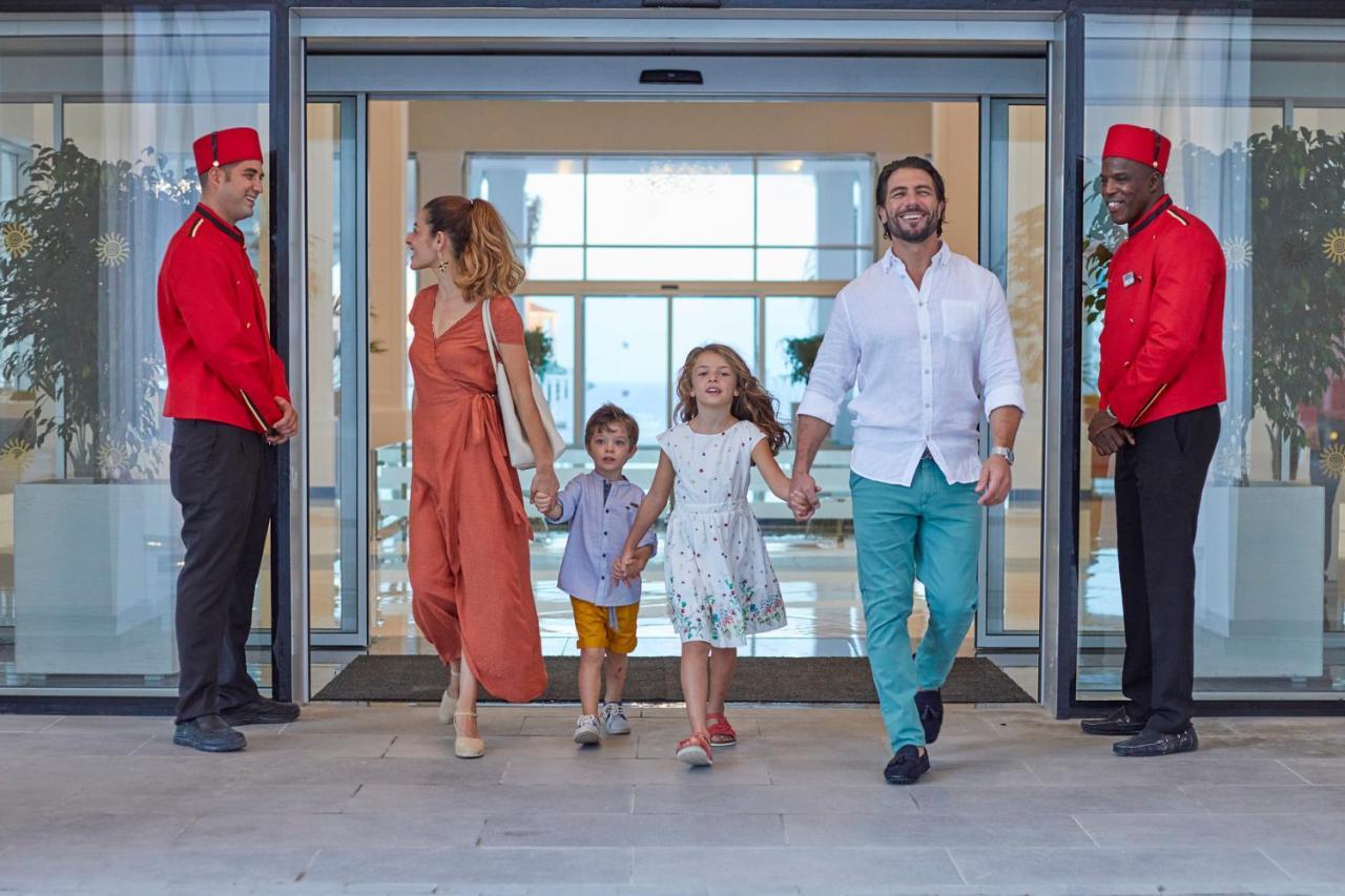 Bahia Principe Fantasia Tenerife San Miguel de Abona Exterior foto Family at the entrance of a hotel